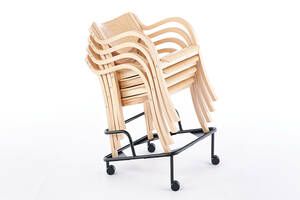 Mit dem optional erhältliche Rollwagen können die Stühle transportiert werden